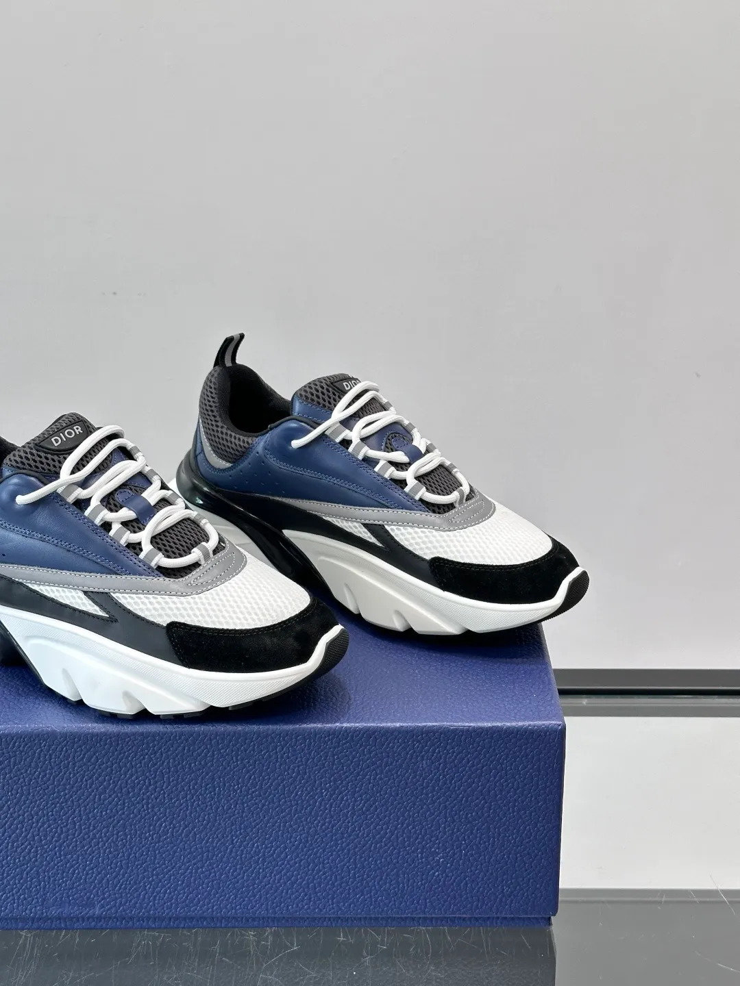 Men's shoes 💰p520 "Dior" B22 retro jogging shoes, inspired by classic jogging shoes, low-top thick sole design, cow leather + mesh fabric splicing, perfect texture and breathable. The black and white engraved rubber sole has great grip and comfort, and is OK for daily wear or sports! There is an embossed "CD" logo on the side of the shoe, which is low-key and recognizable. Rich colors, black and white, gray and blue, etc., versatile and fashionable, loved by European and American hip-hop circles and bloggers, a must-have for trendy wear size: 39-44 (customized at 45.46)